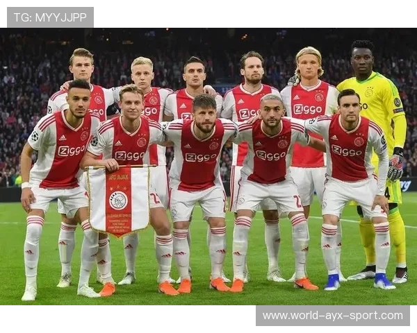 拜仁快速传切与边路渗透形成战术合围，拜仁对阵切尔西